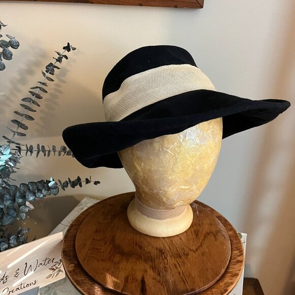 Wallaroo Vineyard wide brim bucket style sun hat - black w/ white mesh panel - Picture 3 of 10